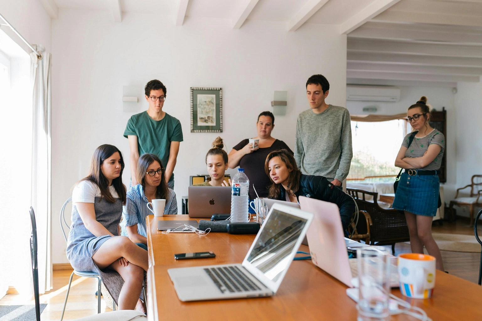 Pessoas da Geração Z em volta de uma mesa de trabalho.